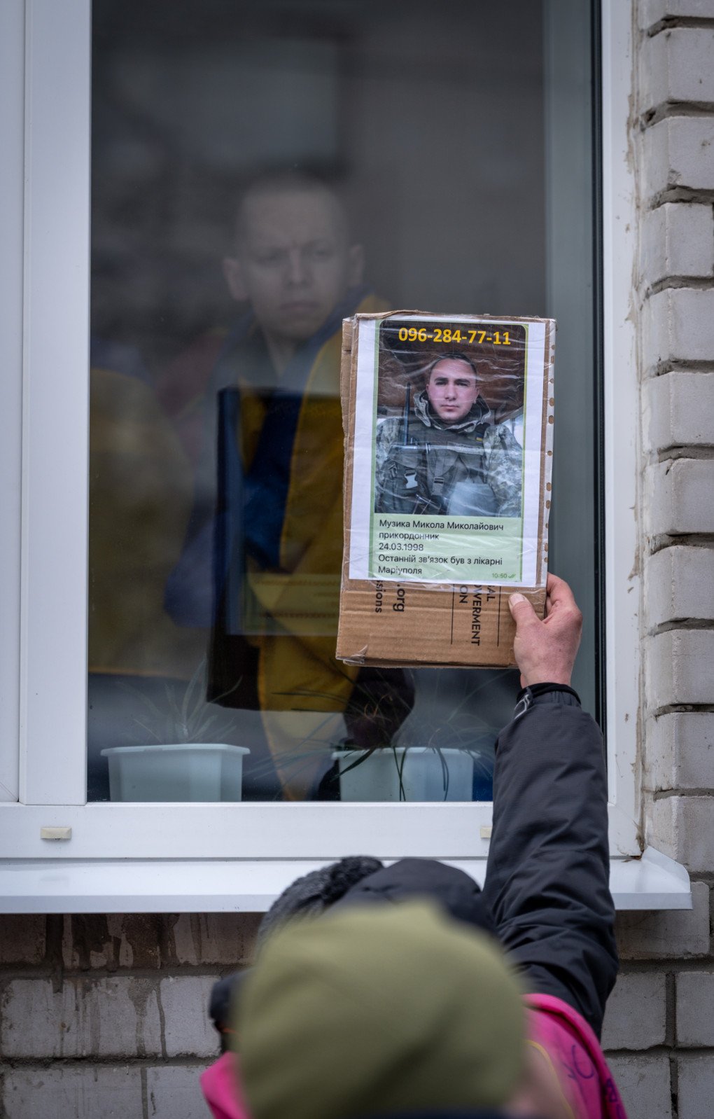 A person shows the photo of their loved one to one of the released, hoping for any information, March 5, 2026, undisclosed location, Ukraine. Photo by Dmytro Ivanov/UNITED24 Media