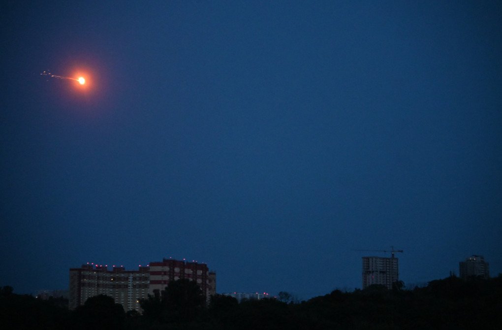 Las defensas aéreas ucranianas derriban un dron ruso durante un ataque nocturno sobre Kyiv, la capital de Ucrania, el 10 de junio de 2025. (Fuente: Getty Images) Las defensas aéreas ucranianas derriban un dron ruso durante un ataque nocturno sobre Kyiv, la capital de Ucrania, el 10 de junio de 2025. (Fuente: Getty Images)