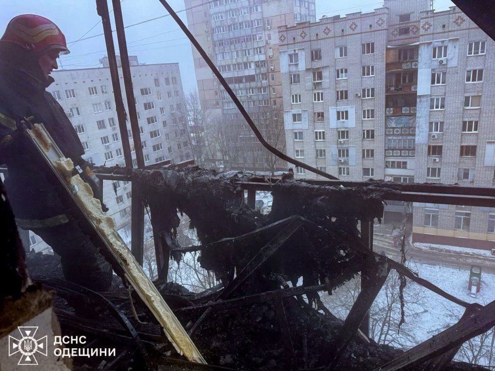 Un bombero inspecciona los daños en un edificio de apartamentos de varias plantas alcanzado durante un ataque ruso en la región de Odesa, el 20 de enero. (Foto: Servicio Estatal de Emergencias de Ucrania)