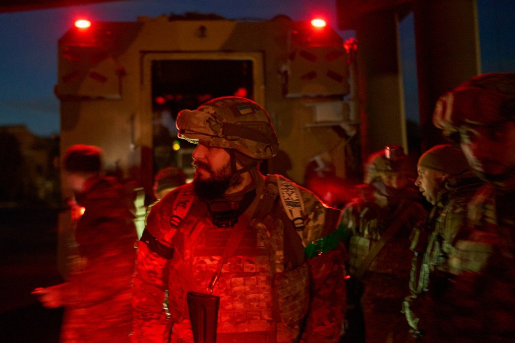 A soldier from the "Liut" (“Rage”) brigade is preparing for a combat deployment to Toretsk. A soldier from the "Liut" (“Rage”) brigade is preparing for a combat deployment to Toretsk.
