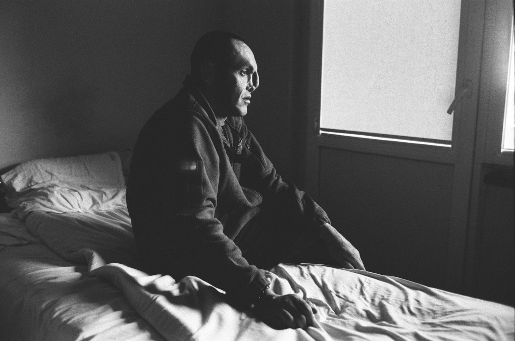 Vadym fue reclutado y se unió a la 82.ª Brigada. En 2023, las tropas rusas lo hirieron en la región de Zaporiyia. Esta es la tercera cirugía que la misión le realizará. Foto: Josh Olley/ UNITED24 Media