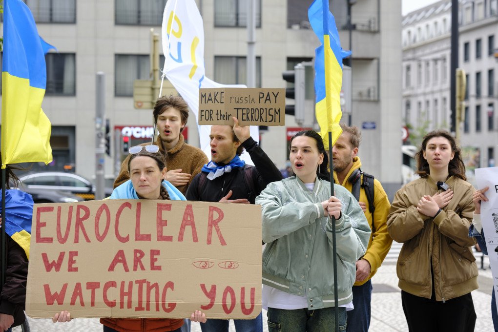Ukrainians from the diaspora demonstrated in front of the Belgium-based financial services company Euroclear to advocate for Western nations to seize the frozen assets of the Central Bank of the Russian Federation on April 11, 2024, in Brussels, Belgium. (Source: Getty Images) Ukrainians from the diaspora demonstrated in front of the Belgium-based financial services company Euroclear to advocate for Western nations to seize the frozen assets of the Central Bank of the Russian Federation on April 11, 2024, in Brussels, Belgium. (Source: Getty Images)