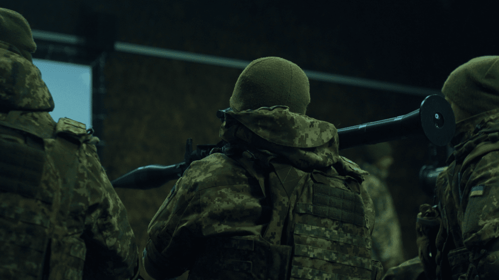 Un recluta sosteniendo una variante del RPG-7, conectada a un dispositivo digital que permite dispararla mediante un simulador. (Foto: Mykola Hrinenko / UNITED24 Media) Un recluta con una variante RPG-7