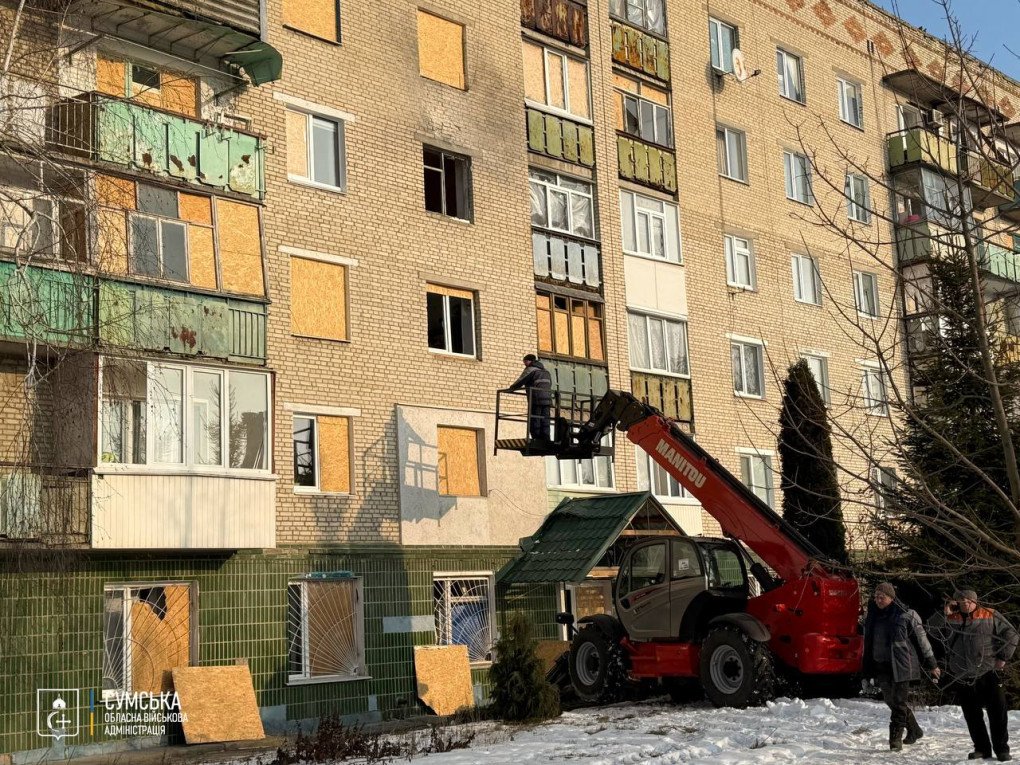 Emergency workers board up shattered windows of a residential building damaged by a Russian airstrike in the Bilopillia community, Sumy region, January 15, 2026. (Photo: Sumy Regional Military Administration)