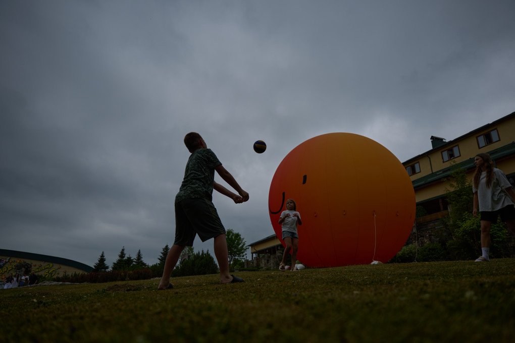 Jugando al voleibol. Foto: Mykyta Shandyba