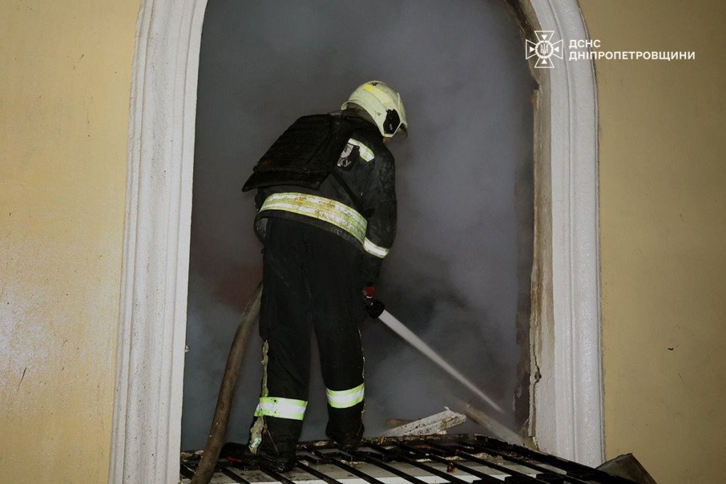 Los rescatistas extinguen un incendio en un edificio no residencial dañado por un ataque con drones en la región de Dnipropetrovsk. (Fuente: Servicio Estatal de Emergencias) Los rescatistas extinguen un incendio en un edificio no residencial dañado por un ataque con drones en la región de Dnipropetrovsk. (Fuente: Servicio Estatal de Emergencias)