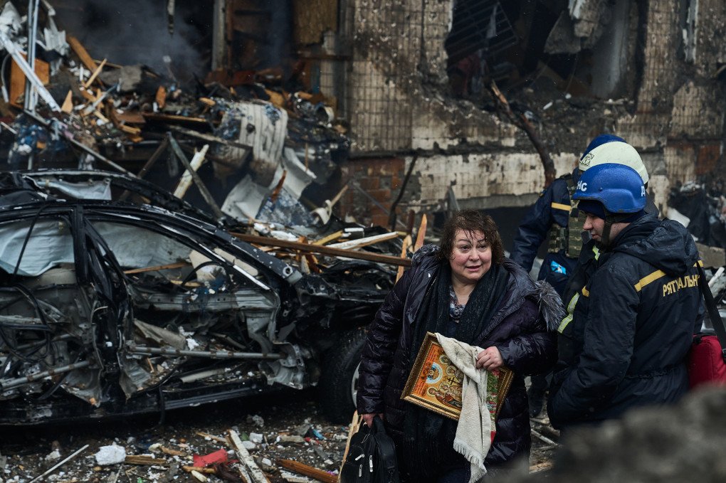 January 2, 2024. The first hours after the debris from Russia’s rocket hit the building where people live in the center of Kyiv. (Photo by Kostiantyn Liberov/Libkos/Getty Images) January 2, 2024. The first hours after the debris from Russia’s rocket hit the building where people live in the center of Kyiv. (Photo by Kostiantyn Liberov/Libkos/Getty Images)