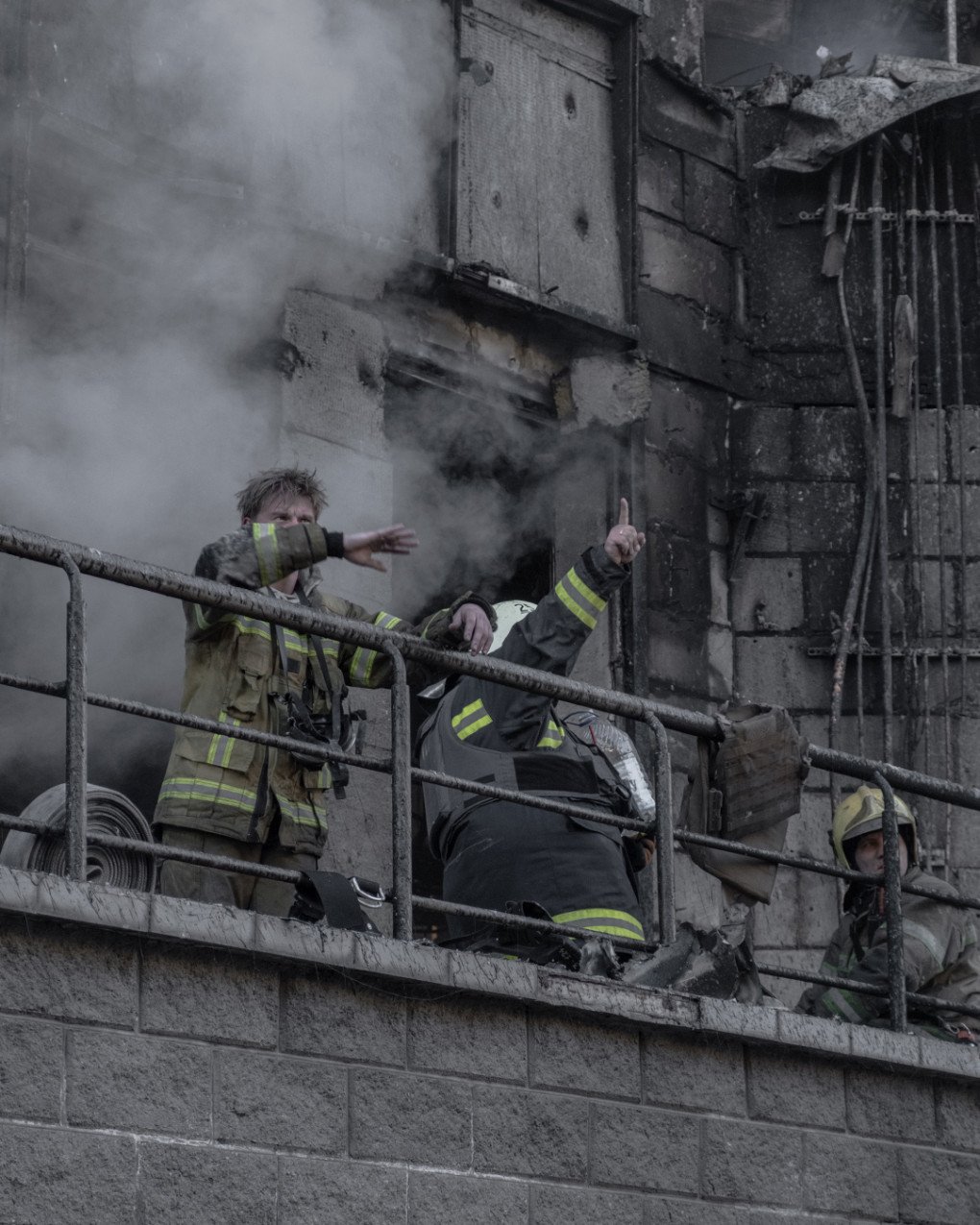 Bomberos trabajan dentro de un edificio calcinado en Kyiv, entre paredes ennegrecidas y humo, después de que el ataque ruso dejara incendios y derrumbes parciales en la ciudad. (Foto: Nikita Lysovyi) Bomberos trabajan dentro de un edificio quemado en Kyiv tras el ataque ruso contra la capital ucraniana.