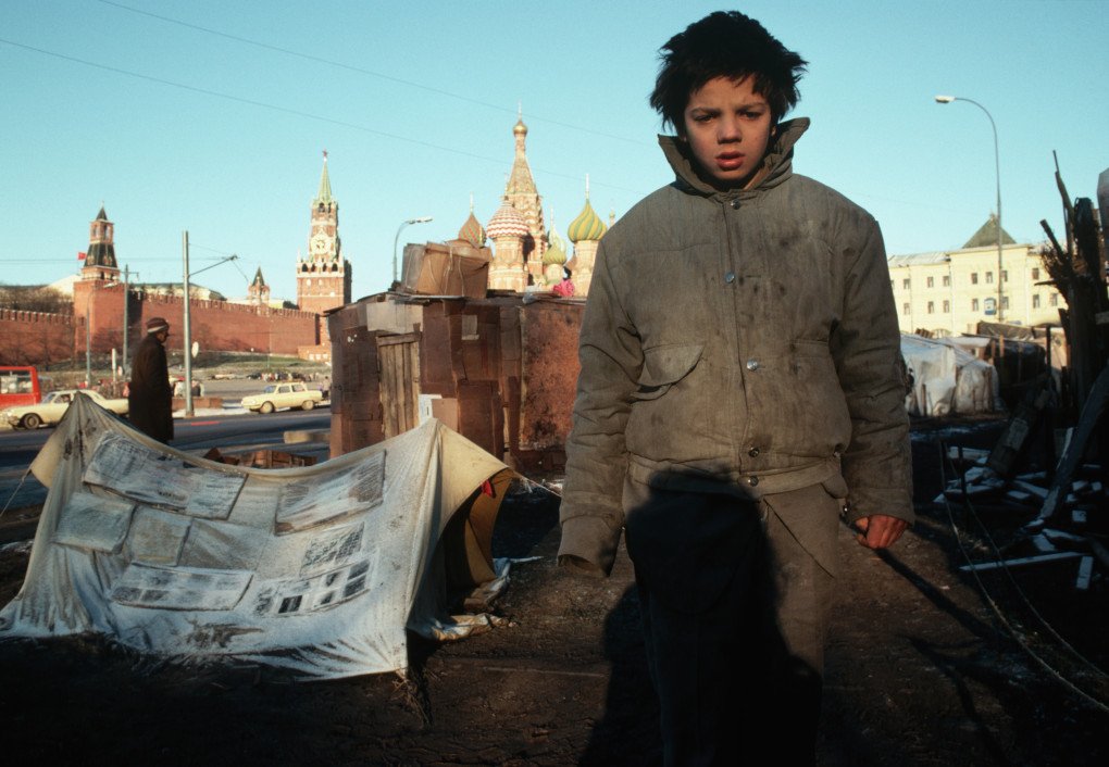 A young Russian boy lives behind the Kremlin in a shantytown. (Photo by Peter Turnley via Getty Images)