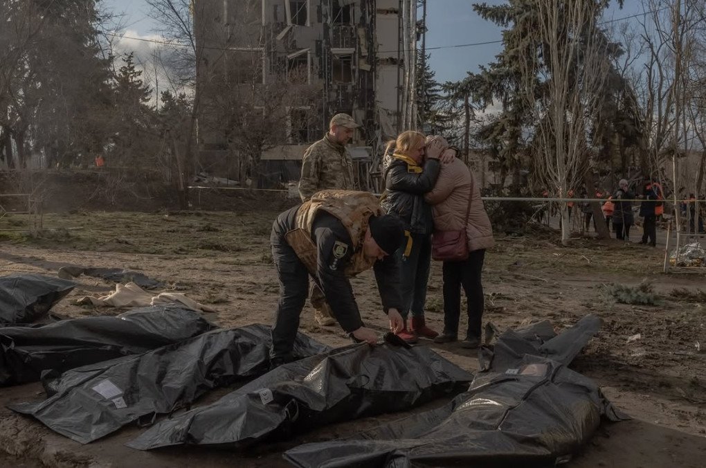 People grieve beside the bodies of civilians killed in a Russian missile attack in Ukraine. (Source: Roman Pilipey/Instagram) People grieve beside the bodies of civilians killed in a Russian missile attack in Ukraine. (Source: Roman Pilipey/Instagram)
