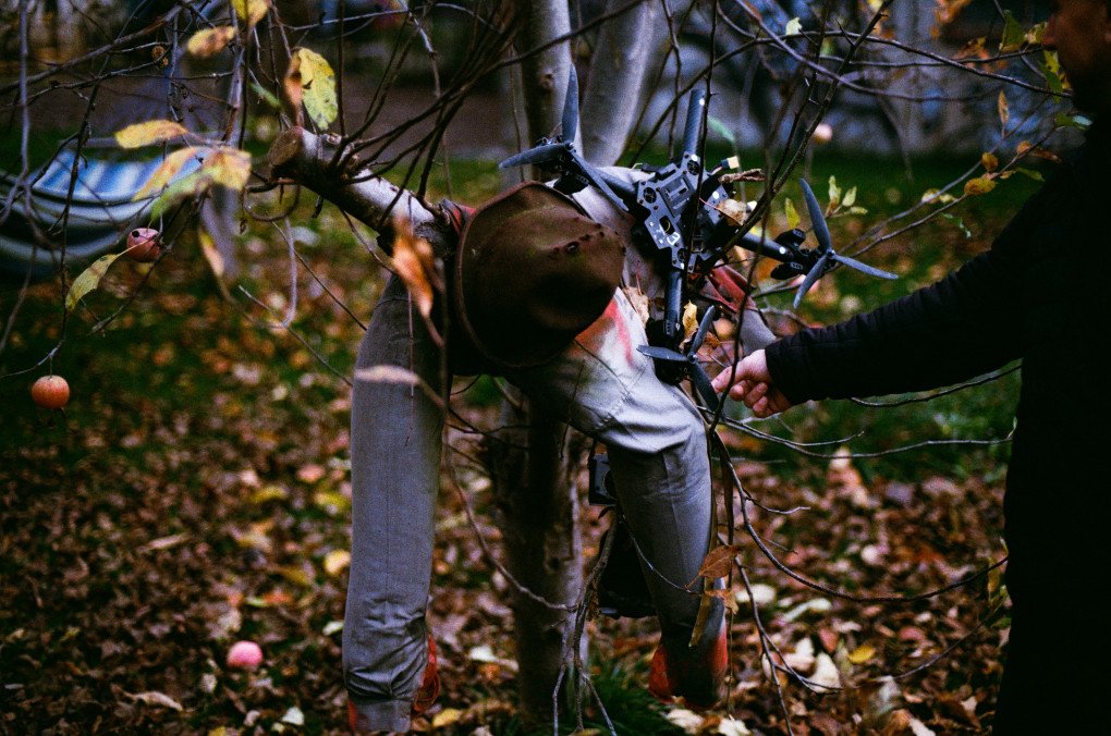 Ukrainian photographer Vladyslav Krasnoshchok shows an installation with an FPV drone in the garden of his Kharkiv house-museum, November 28, 2025. (Source: Louis Beaudemont / UNITED24 Media)