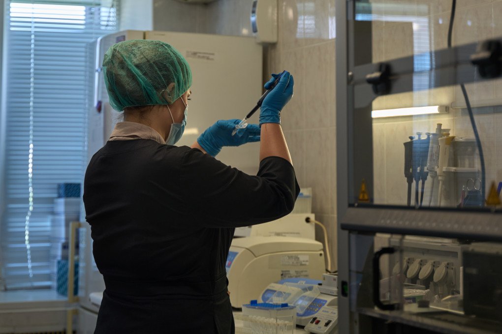 One of the stages for the samples is lysis, which aims to extract DNA from the cell’s nucleus. Photo: Mykyta Shandyba/ UNITED24 Media