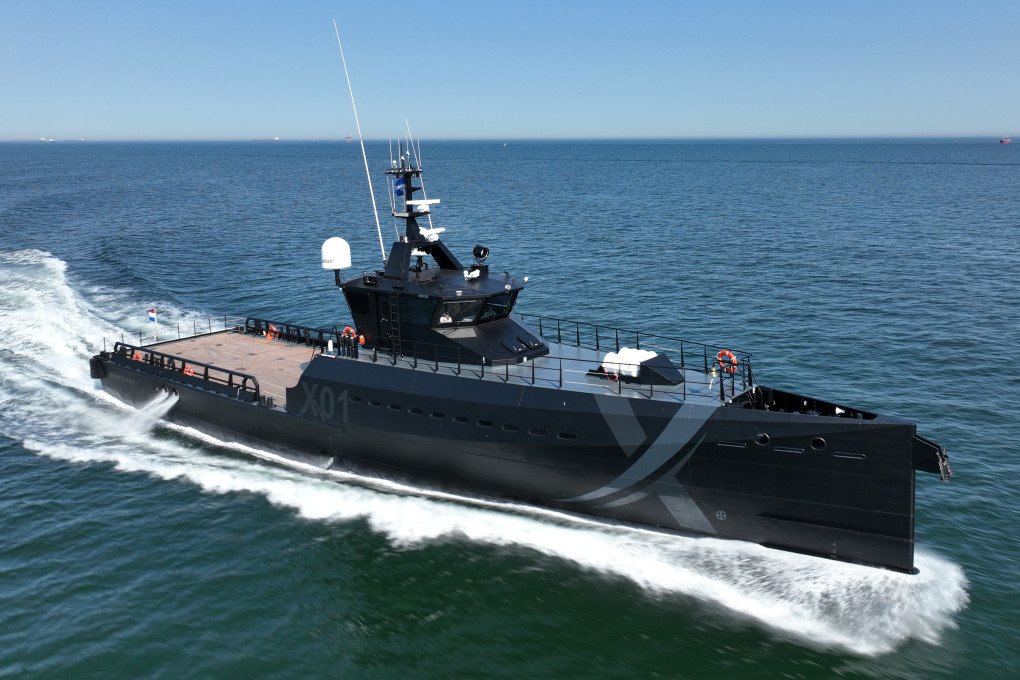 XV Patrick Blackett (X01), un barco experimental utilizado por la Marina Real Británica como banco de pruebas para nuevas tecnologías, entre las que se incluyen vehículos submarinos no tripulados, vehículos de superficie no tripulados y navegación cuántica. (Fuente: Wikimedia)