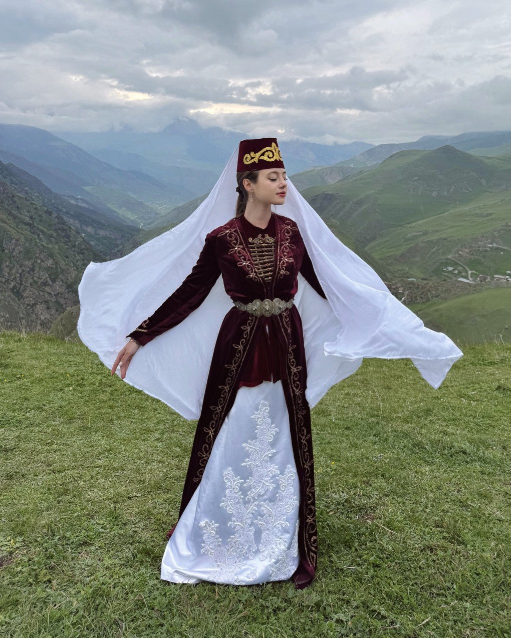 Foto de Sasha Jost «Sasha Meets Russia» durante el rodaje en Osetia, en el Cáucaso (Fuente: Maria Dudko)