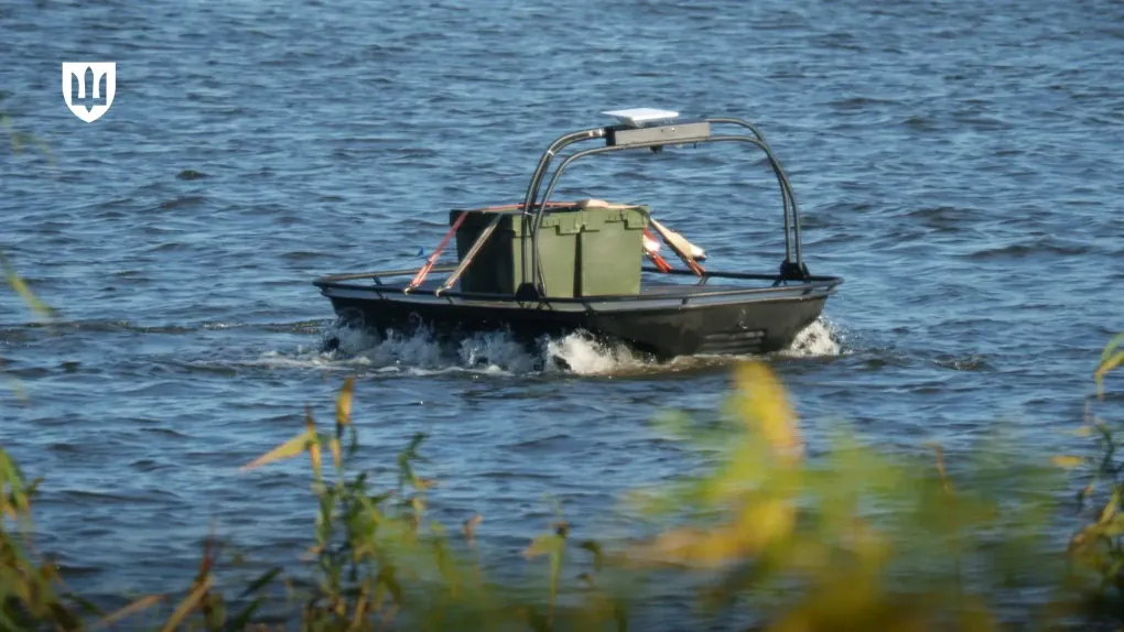 An amphibious unmanned ground vehicle carries cargo while moving through water. (Source: Ukraine’s Ministry of Defence) An amphibious unmanned ground vehicle carries cargo while moving through water. (Source: Ukraine’s Ministry of Defence)