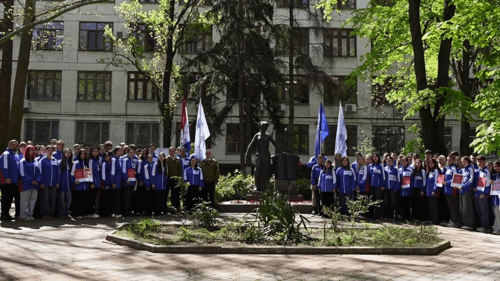 Young people participating in student labor brigades maintain a memorial, May 2026. (Photo: Student Labor Brigades of the Republic of Crimea) Young people participating in student labor brigades maintain a memorial, May 2026. (Photo: Student Labor Brigades of the Republic of Crimea)