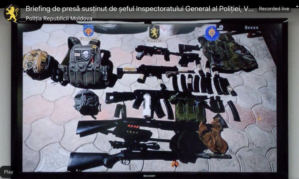 Moldavia detuvo a 74 personas (de entre 19 y 45 años) por un presunto complot respaldado por Rusia para provocar disturbios antes de las elecciones parlamentarias. Durante una serie de redadas policiales se incautaron armas, municiones, tiendas de campaña y ropa de camuflaje. (Fuente: transmisión en vivo de la rueda de prensa de la policía de Moldavia).