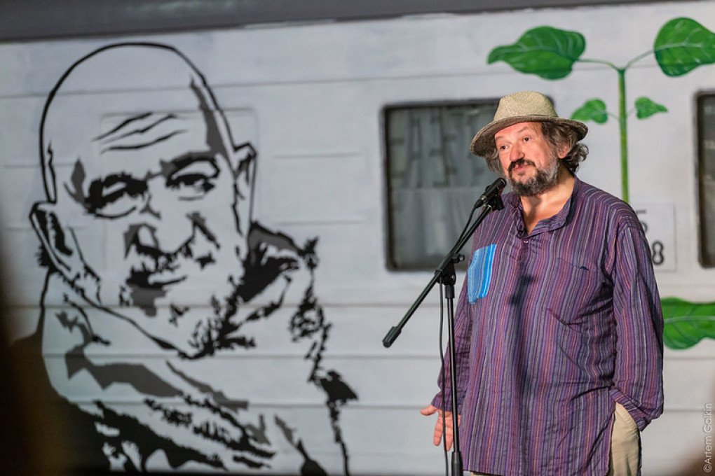 A speaker addresses visitors during a GOGOLFEST event. (Source: GOGOLFEST's press office)