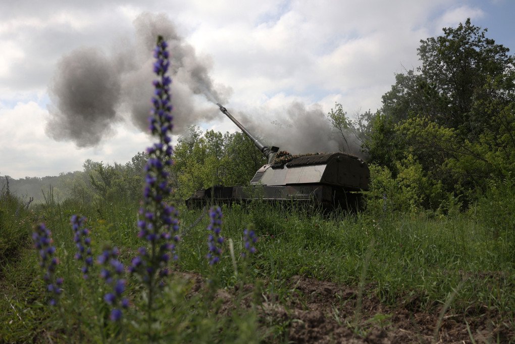 Ukrainian servicemen of the 43rd Artillery Brigade fire a 155mm self-propelled howitzer Panzerhaubitze 2000 (PzH 2000), towards Russian positions at a front line near Bakhmut, Donetsk region on June 15, 2023. (Source: Getty Images) Ukrainian servicemen of the 43rd Artillery Brigade fire a 155mm self-propelled howitzer Panzerhaubitze 2000 (PzH 2000), towards Russian positions at a front line near Bakhmut, Donetsk region on June 15, 2023. (Source: Getty Images)
