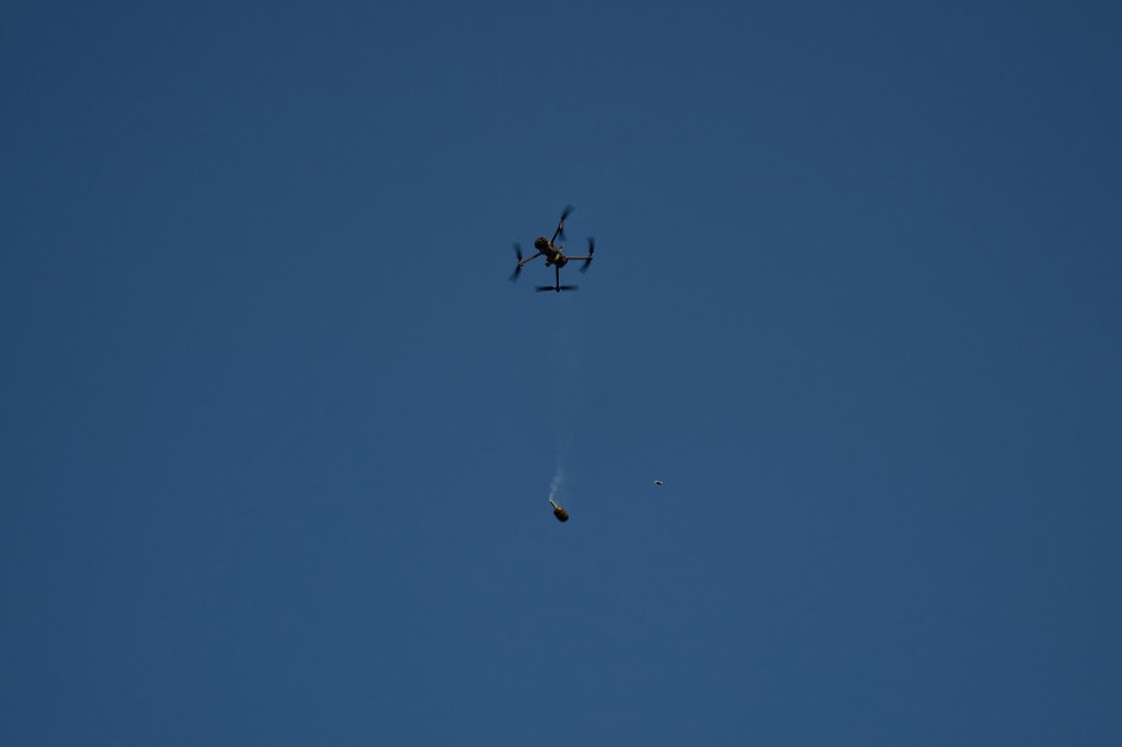 Un dron lanza una granada de entrenamiento durante un ataque simulado, añadiendo presión y realismo a los ejercicios de combate cuerpo a cuerpo dirigidos por la 25ª Brigada Aerotransportada de Ucrania. Un dron lanza una granada de entrenamiento durante un ataque simulado, añadiendo presión y realismo a los ejercicios de combate cuerpo a cuerpo dirigidos por la 25ª Brigada Aerotransportada de Ucrania.