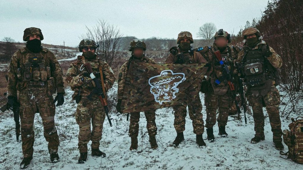 Soldados voluntarios mexicanos de la Unidad Miquiztli integrados en la Tercera Brigada de Asalto combatiendo en la guerra de Ucrania sobre el terreno nevado.