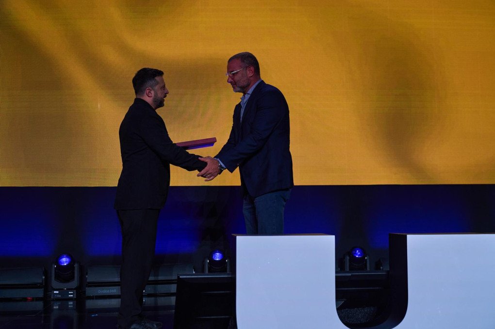 Ukrainian President Volodymyr Zelenskyy honors American actor Liev Schreiber with Ukraine’s Order of Merit during the UNITED24 MODE Summit. (Mykyta Shandyba/UNITED24 Media) Ukrainian President Volodymyr Zelenskyy honors American actor Liev Schreiber with Ukraine’s Order of Merit during the UNITED24 MODE Summit. (Mykyta Shandyba/UNITED24 Media)