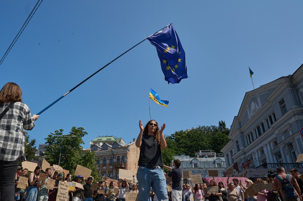 A protester waves a European Union flag as demonstrators applaud outside the Office of the President in Kyiv during a rally supporting Mykhailo Fedorov amid the government’s cabinet reshuffle. Photo: Mykyta Shandyba/UNITED24 Media A protester waves a European Union flag as demonstrators applaud outside the Office of the President in Kyiv during a rally supporting Mykhailo Fedorov amid the government’s cabinet reshuffle. Photo: Mykyta Shandyba/UNITED24 Media