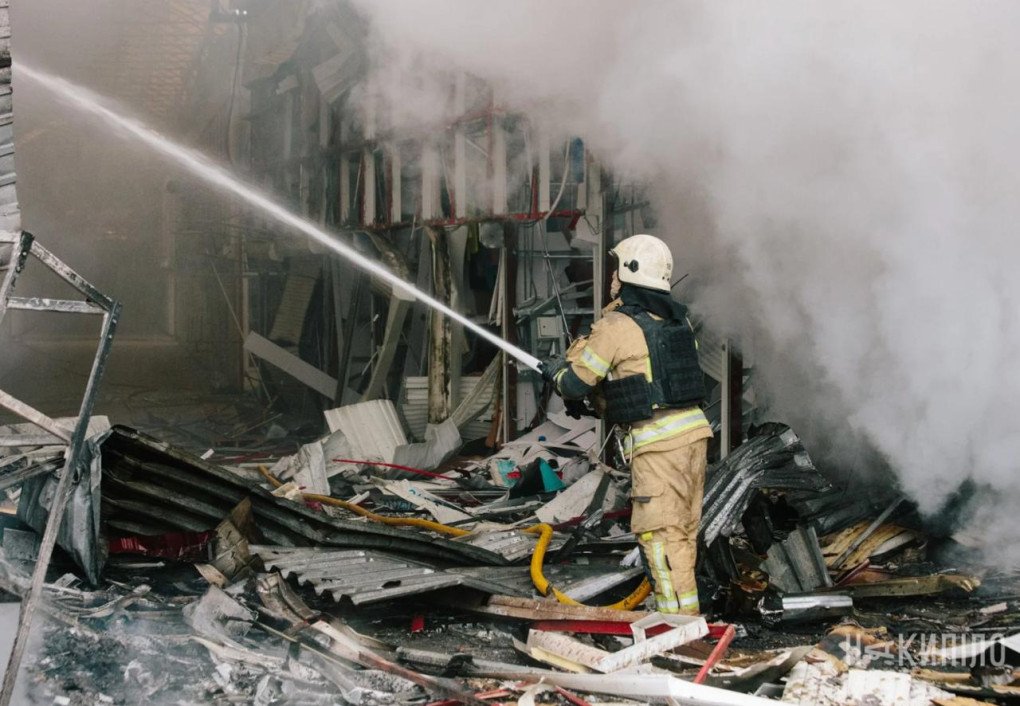 Ukrainian firefighters extinguishes a fire in the Barabashovo market in Kharkiv, May 6, 2025. (Source: Nakypilo) Ukrainian firefighters extinguishes a fire in the Barabashovo market in Kharkiv, May 6, 2025. (Source: Nakypilo)