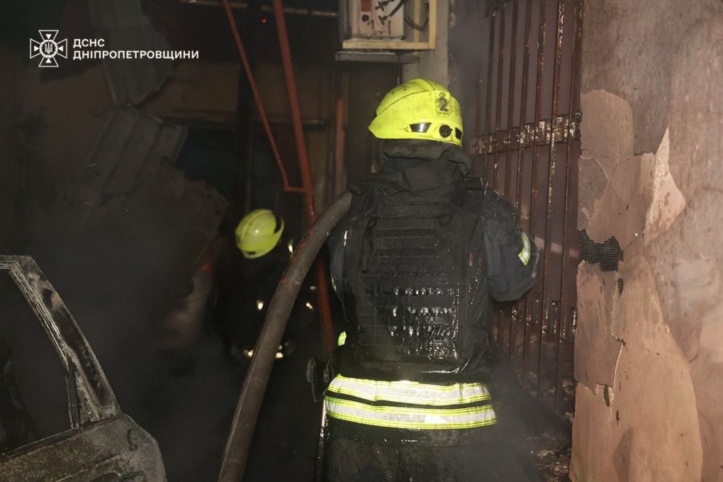 Los rescatistas extinguen un incendio en un edificio no residencial dañado por un ataque con drones en la región de Dnipropetrovsk. (Fuente: Servicio Estatal de Emergencias) Los rescatistas extinguen un incendio en un edificio no residencial dañado por un ataque con drones en la región de Dnipropetrovsk. (Fuente: Servicio Estatal de Emergencias)