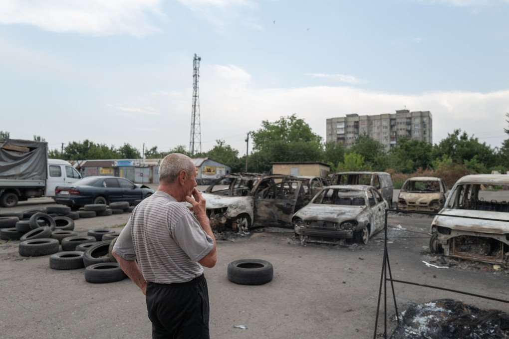 Un hombre fuma mientras observa vehículos quemados en un concesionario de coches usados en Dobropillia, región de Donetsk, Ucrania, el 12 de julio de 2025. El concesionario fue atacado por drones rusos FPV el 9 de julio de 2025, lo que provocó la destrucción de casi todos los coches. Fotografía: Kseniia Tomchyk Un hombre fuma mientras observa vehículos quemados en un concesionario de coches usados en Dobropillia, región de Donetsk, Ucrania, el 12 de julio de 2025. El concesionario fue atacado por drones rusos FPV el 9 de julio de 2025, lo que provocó la destrucción de casi todos los coches. Fotografía: Kseniia Tomchyk