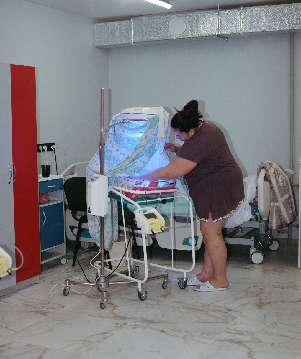 A mother tends to her newborn in the hospital’s underground maternity ward. (Source: UNITED24 Media/ Joshua Olley) A mother tends to her newborn in the hospital’s underground maternity ward. (Source: UNITED24 Media/ Joshua Olley)