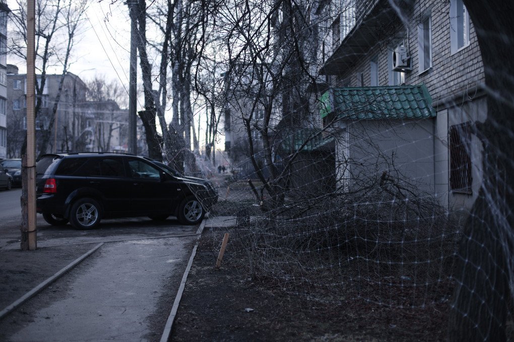 Vista de las redes antidrones que cubren la ciudad de Izium, una imagen nueva para los residentes que vivieron la ocupación rusa en 2022. (Foto: Lucile Brizard/UNITED24 Media) Redes antidrones que cubren la ciudad de Izium.