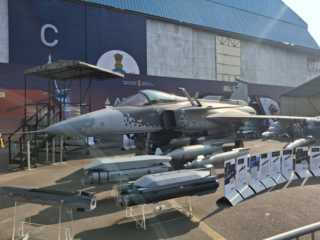 Avión de combate SAAB Gripen durante una exhibición en India. (Fuente: Sukhwinder104/X)