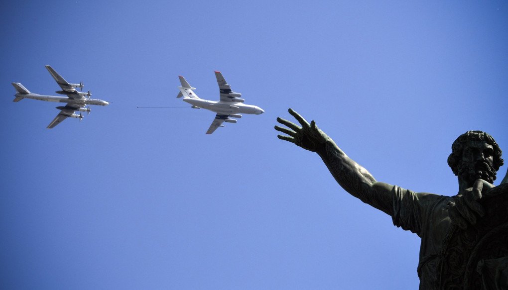 Un bombardero ruso TU-95MS sobrevolando la Plaza Roja de Moscú el 7 de mayo de 2019, durante un ensayo para el desfile militar del Día de la Victoria. (Foto de Alexander Nemenov vía Getty Images) Un bombardero ruso TU-95MS sobrevolando la Plaza Roja de Moscú el 7 de mayo de 2019, durante un ensayo para el desfile militar del Día de la Victoria. (Foto de Alexander Nemenov vía Getty Images)