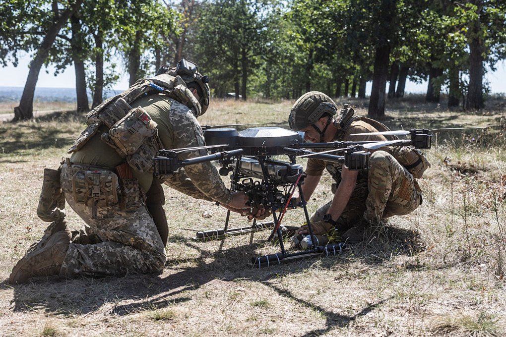 Un soldado ucraniano carga municiones en un dron. Foto de Diego Herrera Carcedo/Anadolu vía Getty Images. Un soldado ucraniano carga municiones en un dron. Foto de Diego Herrera Carcedo/Anadolu vía Getty Images.