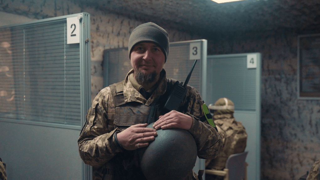 El capitán "Bumblebee" en un centro de entrenamiento que utiliza vídeos de realidad virtual para preparar mentalmente a los reclutas para las realidades de la guerra. (Foto: Mykola Hrinenko / UNITED24 Media) El capitán "Bumblebee" en un centro de entrenamiento que utiliza vídeos de realidad virtual para preparar mentalmente a los reclutas para las realidades de la guerra. (Foto: Mykola Hrinenko / UNITED24 Media)
