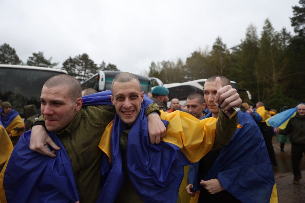 Freed Ukrainian defenders celebrate their return from Russian captivity on October 2, 2025. (Source: Volodymyr Zelenskyy / Telegram)