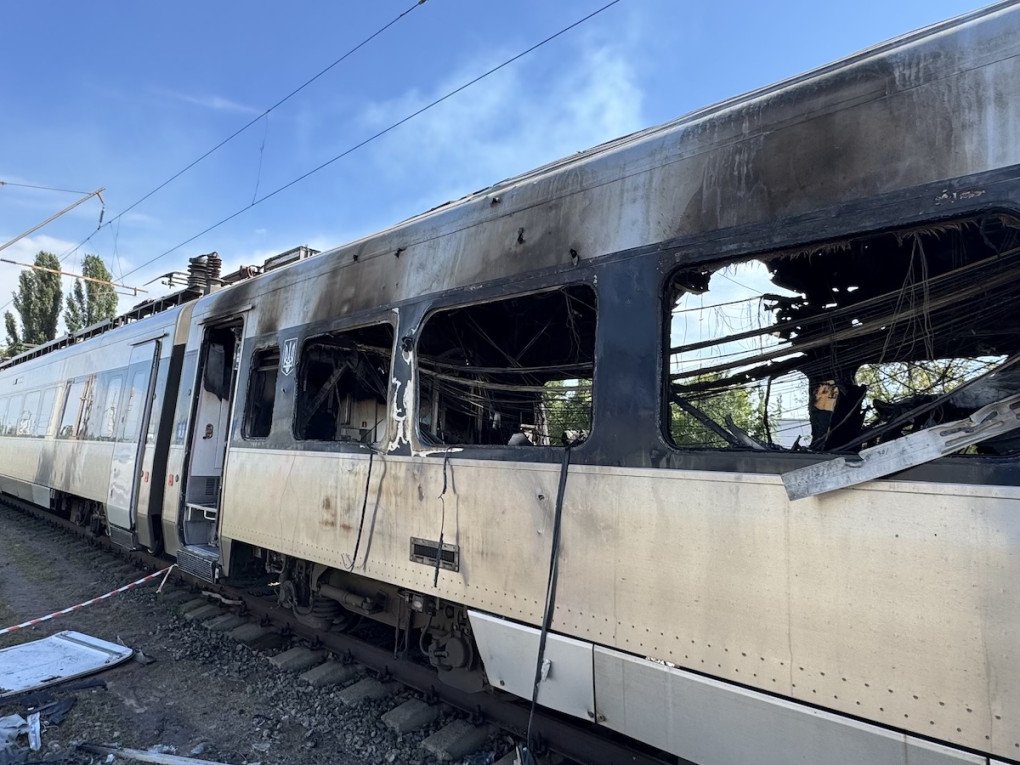 Tren interurbano ucraniano incendiado tras ser alcanzado por un dron ruso en Kyiv. Illia Kabachynskyi para UNITED24 Media.