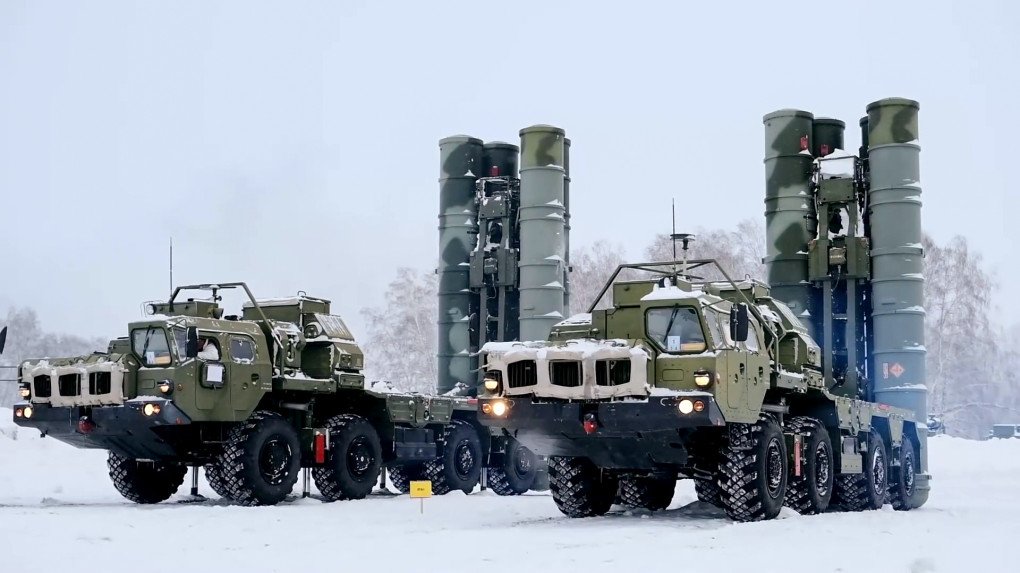 Sistemas de defensa aérea rusos S-400 vistos en el campo de entrenamiento de Brestsky en Bielorrusia antes de los ejercicios conjuntos Allied Resolve 2022. (Fuente: Getty Images)