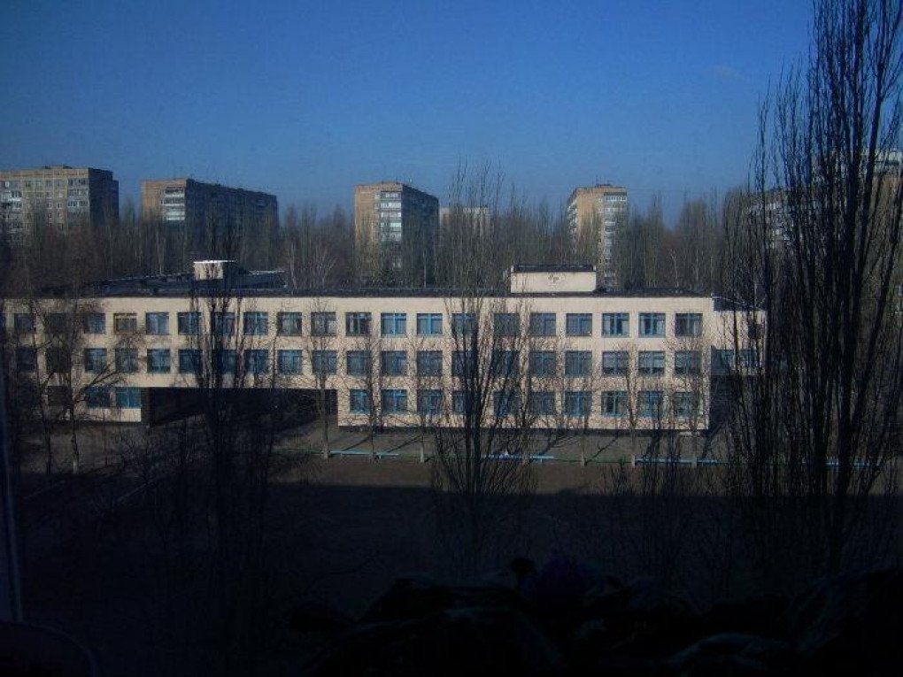 Modern view of School No. 115 in Donetsk, with residential high-rises in the background. (Photo: Open source)