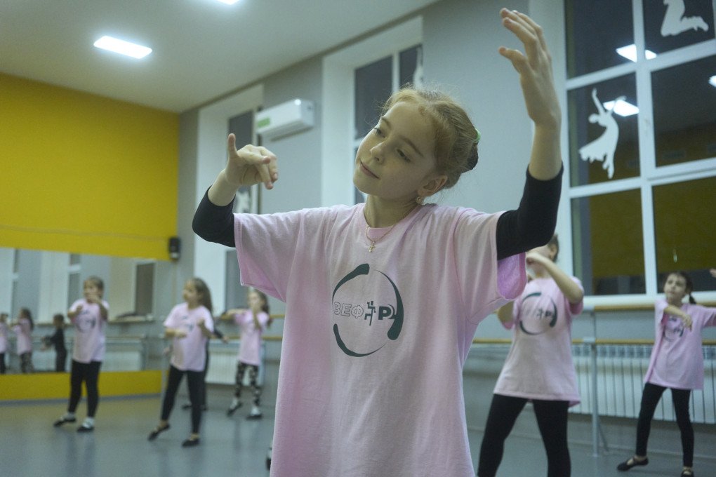 Las niñas bailan en una clase de coreografía durante un apagón en Kyiv, Ucrania, diciembre de 2025. Foto de Josh Olley, UNITED24 Media.