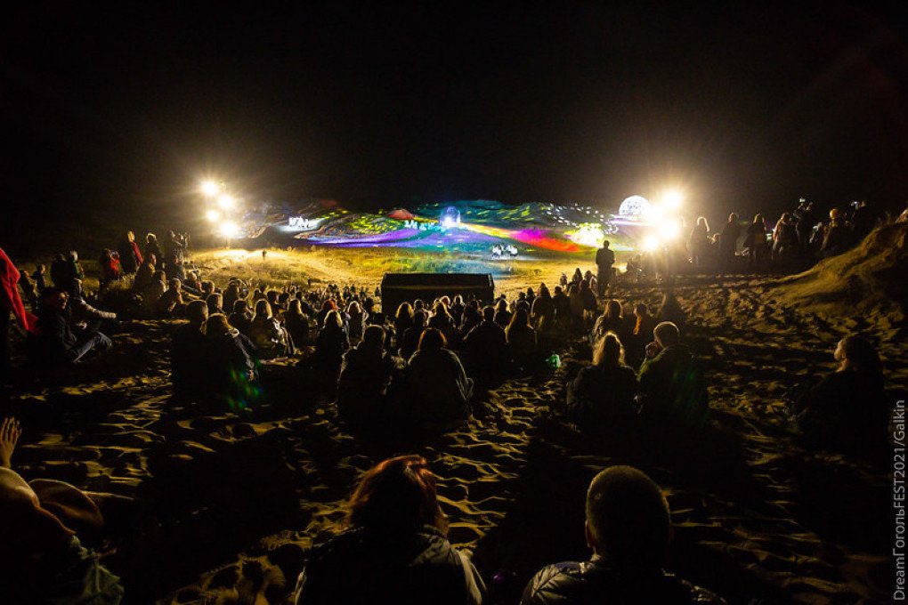 Visitors attend an outdoor GOGOLFEST performance featuring large-scale light installations. (Source: GOGOLFEST's press office)