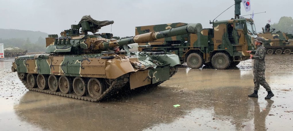 South Korean T-80U of 3rd Armored Brigade (ROKA). In the background, Chun-mu multiple launch rocket system. (Source: Wikimedia) South Korean T-80U of 3rd Armored Brigade (ROKA). In the background, Chun-mu multiple launch rocket system.
