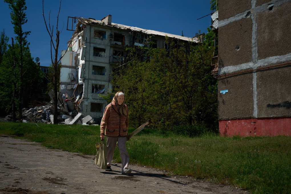 A resident of Druzhkivka in front of residential buildings destroyed by the Russian army. (Photo: Mykyta Shandyba/ UNITED24 Media)