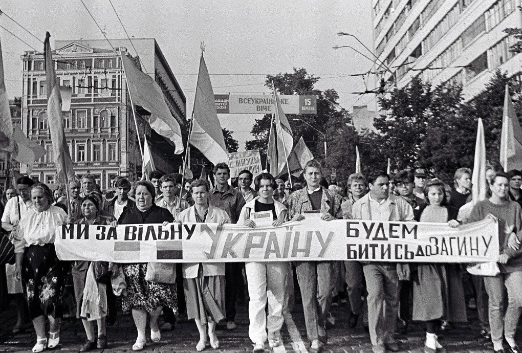 Participants of the Ukrainian Popular Assembly, holding a banner with slogan ‘We will fight for a free Ukraine to the death’, pass through the city center in Kyiv, Ukraine, 15th September 1991. The Ukrainian Popular Assembly (known as Viche) was held in the center of Kyiv in support of the Act of Declaration of Independence of Ukraine from the USSR adopted on August 24, 1991. (Photo by Andrii Nesterenko via Getty Images)