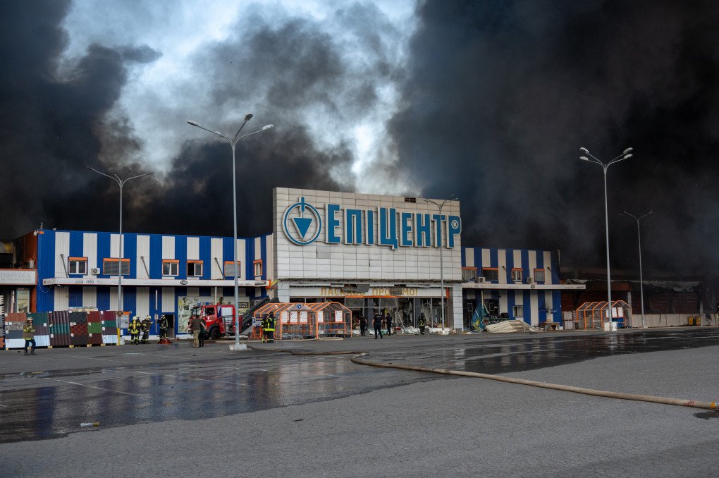 El hipermercado Epicenter quedó incendiado tras el impacto de dos bombas aéreas rusas alrededor de las 16:00 horas del 25 de mayo de 2024 en Kharkiv, Ucrania. (Foto: Stringer vía Getty Images) El hipermercado Epicenter quedó incendiado tras el impacto de dos bombas aéreas rusas alrededor de las 16:00 horas del 25 de mayo de 2024 en Kharkiv, Ucrania. (Foto: Stringer vía Getty Images)