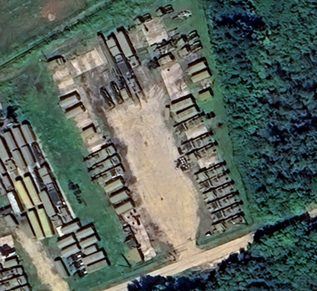 Imagen satelital de 2025 muestra múltiples unidades S-300 retiradas de áreas de almacenamiento. (Fuente: Airbus / Athene Noctua) Imagen satelital de 2025 muestra múltiples unidades S-300 retiradas de áreas de almacenamiento. (Fuente: Airbus / Athene Noctua)