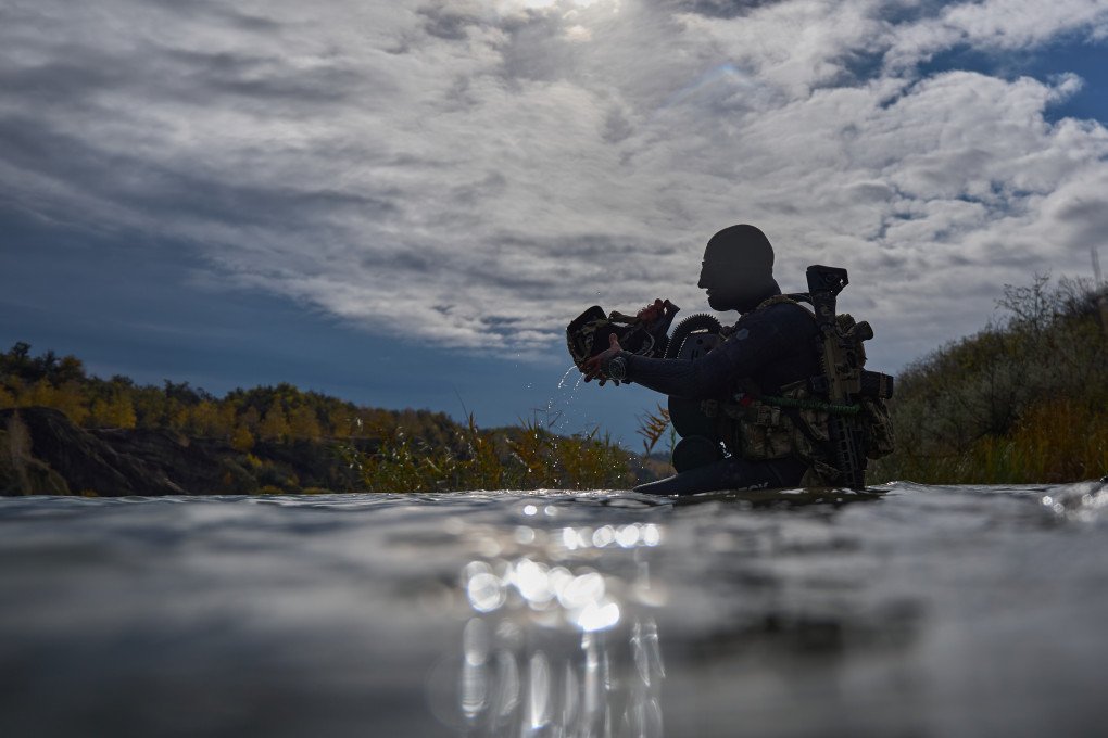 A combat diver puts on his gear before a training dive. Photo: Mykyta Shandyba/UNITED24 Media.