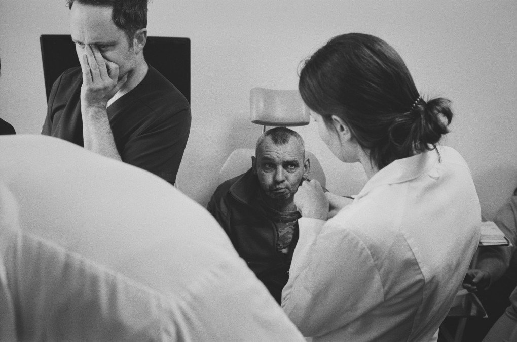 Un día antes de la cirugía, el equipo se reúne con cada paciente, específicamente para realizar evaluaciones preoperatorias de la anestesia. Foto: Josh Olley/ UNITED24 Media
