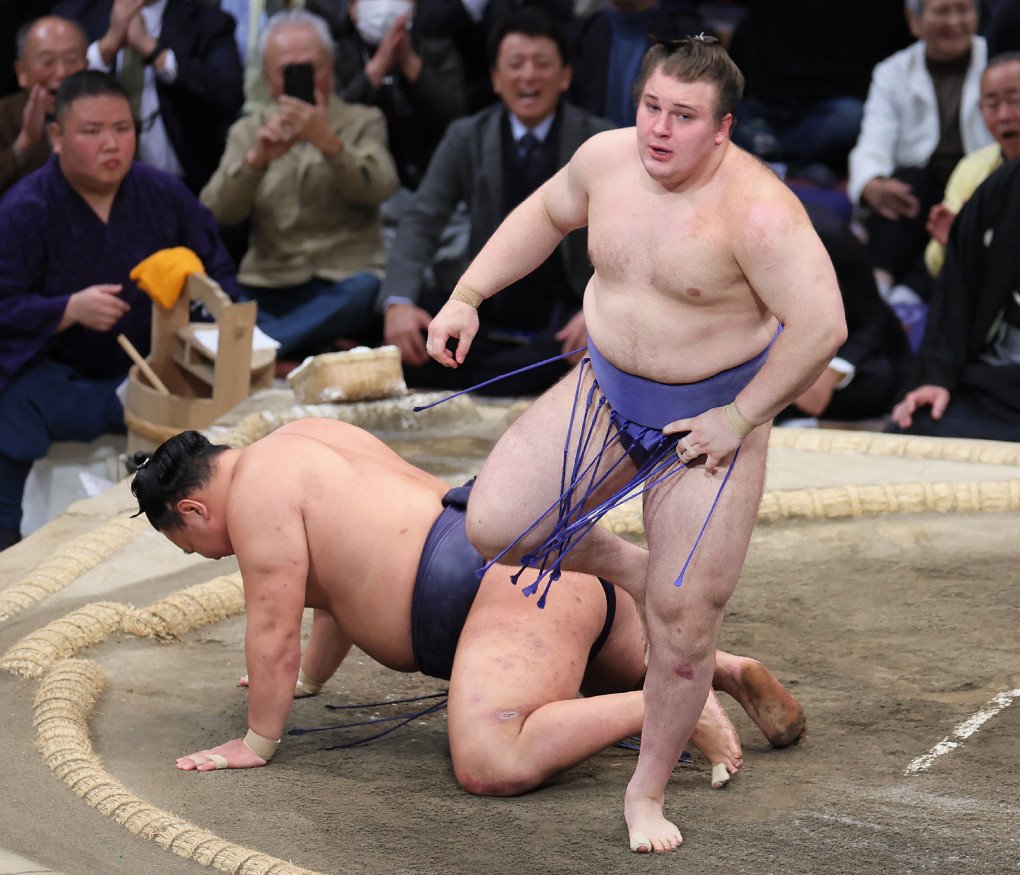 El luchador de sumo ucraniano Danylo Yavhusishyn (derecha), también conocido por su nombre de ring japonés Aonishiki Arata, gana el campeonato al derrotar a Hoshoryu durante el Gran Torneo de Sumo en Fukuoka el 23 de noviembre de 2025. (Fuente: Getty Images)